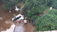 TRAG&Eacute;DIA:ACIDENTE MATA 05 PESSOAS DA MESMA FAM&Iacute;LIA AP&Oacute;S CARRO CAIR NO RIO, UMA DELAS ERA UMA CRIAN&Ccedil;A - Foto: Com informa&ccedil;&otilde;es do folhadosulonline