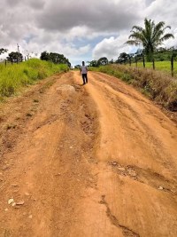 VEREADOR VANILTON PEDE E ESTRADA DO "SELVA PARK" &Eacute; RECUPERADA - Foto: EDIRCEU LIMA