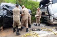 ACIDENTE NA BR - 364 ENVOLVENDO CAMINHONETE E CAMINH&Atilde;O MATA DUAS PESSOAS - Foto: ASSESSORIA