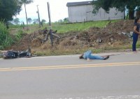 ACIDENTE NA BR - 421 ENTRE MOTO E HILUX TIRA A VIDA DE SERVIDOR P&Uacute;BLICO - Foto: EDIRCEU LIMA