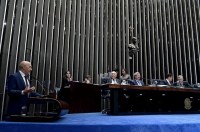 SENADOR CONF&Uacute;CIO MOURA COSTURA ACORDO E MP DO "MAIS M&Eacute;DICOS" &Eacute; APROVADA - Foto: AG&Ecirc;NCIA SENADO