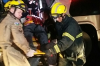 ACIDENTE NA BR - 364 ENVOLVENDO CAMINH&Atilde;O LEITEIRO E &Ocirc;NIBUS DEIXA MOTORISTA PRESO NAS FERRAGENS - Foto: PLANTAOCENTRAL
