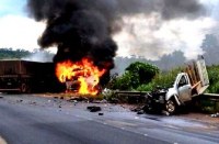 ACIDENTE NA BR -  364 ENVOLVENDO CARRETA E CAMINHONETE MATA MORADOR DE  ARIQUEMES - Foto: ASSESSORIA