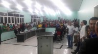 PRESS&Atilde;O POPULAR  OBRIGA PRESIDENTE DA C&Acirc;MARA A N&Atilde;O VOTAR AUMENTO PARA  VEREADORES  EM ARIQUEMES - Foto: ARIQUEMESNOTICIAS