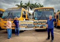 SENADOR CONF&Uacute;CIO MOURA ENTREGA CINCO &Ocirc;NIBUS NOVOS PARA EDUCA&Ccedil;&Atilde;O EM MONTE NEGRO