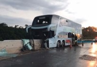 &Ocirc;NIBUS DA EUCATUR  BATE NA CABECEIRA DA PONTE DO RIO PRETO E DEIXA QUATRO PESSOAS FERIDAS - Foto: ASSESSORIA