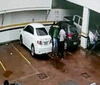 LADR&Otilde;ES ROUBAM MAIS DE 80 MIL REAIS DE CLIENTES EM ESTACIONAMENTO DE AG&Ecirc;NCIA BANC&Aacute;RIA, VEJA O V&Iacute;DEO - Foto: RONDONIAOVIVO