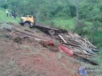 ACIDENTE ENVOLVENDO CAMINH&Atilde;O DEIXA DUAS PESSOAS GRAVEMENTE FERIDAS - Foto: ANARINOTICIAS