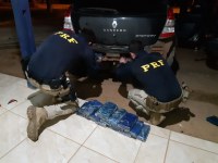PRF APREENDE CARRO NA BR - 364 COM 16 QUILOS DE DROGA - Foto: ASSESSORIA