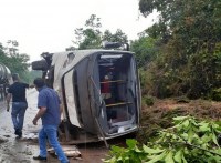 &Ocirc;NIBUS  QUE LEVAVA PACIENTES DE URUP&Aacute; PARA FAZER EXAMES EM  JI - PARAN&Aacute; TOMBA NA BR - 364 - Foto: URUPA190