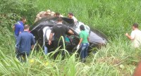 ACIDENTE NA BR -  364 ENVOLVENDO PALIO  E CARRETA MATA TR&Ecirc;S PESSOAS - Foto: RONDONIAGORA