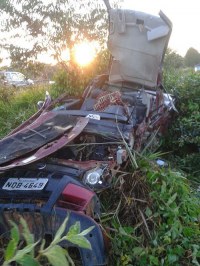 ACIDENTE NA BR -  364 ENVOLVENDO CARRO COM PLACA  DE ARIQUEMES MATA  DUAS PESSOAS - Foto: ASSESSORIA