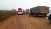 ACIDENTE ENVOLVENDO VAN E CAMINH&Atilde;O NO B - 40 DEIXA V&Aacute;RIOS ALUNOS QUE VINHAM PARA O JIEMA FERIDOS - Foto: EDIRCEU LIMA