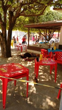 MADEIREIRO &Eacute; EXECUTADO COM 11 TIROS DE PISTOLA EM  BAR NO SETOR - 03  EM ARIQUEMES - Foto: RONDONIAGORA