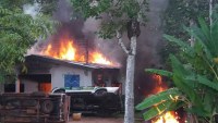 GARIMPEIROS COLOCAM FOGO NA SEDE  E NOS CARROS  DO IBAMA - Foto: ACRITICA