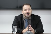 PRESIDENTE ALEX REDANO BUSCA SOLU&Ccedil;&Atilde;O PARA CONTRATA&Ccedil;&Atilde;O DE M&Eacute;DICOS FORMADOS NO EXTERIOR - Foto: ASSESSORIA
