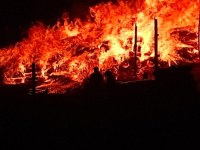 FOGO DESTRO&Iacute; "DEP&Oacute;SITO DE MADEIRAS" EM ARIQUEMES, POL&Iacute;CIA VAI INVESTIGAR SE INC&Ecirc;NCIO FOI CRIMINOSO - Foto: EDIRCEU LIMA