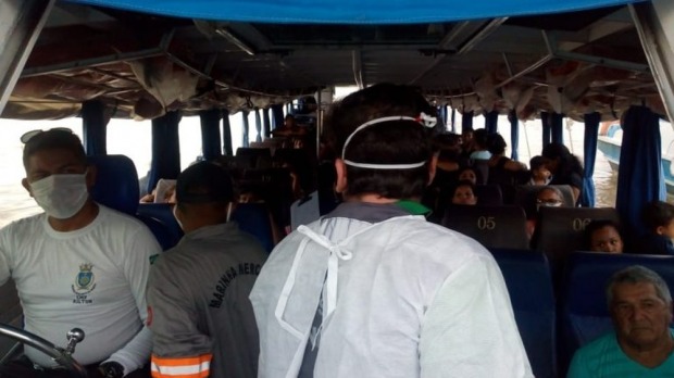 Vigil&acirc;ncia em Sa&uacute;de orienta passageiros sobre medidas de prote&ccedil;&atilde;o ao novo coronav&iacute;rus. (Foto: Divulga&ccedil;&atilde;o/Sesau)