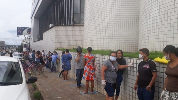 Fila na Caixa Econ&ocirc;mica na &aacute;rea central de Porto Velho (Foto: Foto: Iule Vargas/G1)