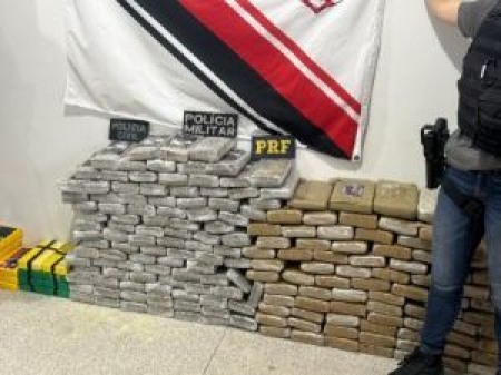 A&Ccedil;&Atilde;O CONJUNTA PRENDE CASAL E APREENDE 400 QUILOS DE MACONHA NA LC-100 DA BR - 364