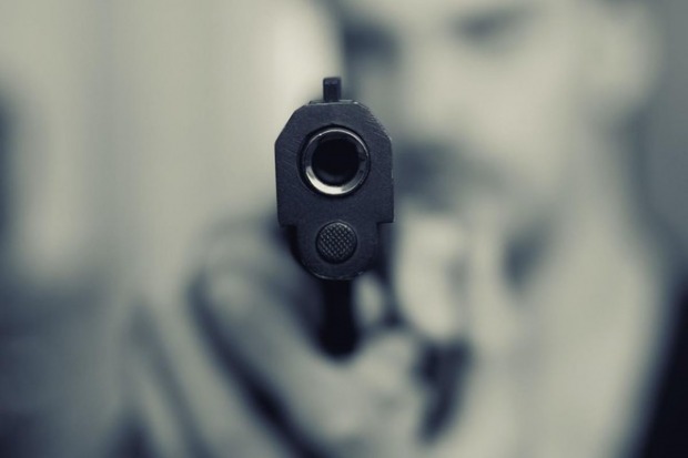 Suspeito efetuou cinco disparos e dois atingiram a v&iacute;tima. Homem correu at&eacute; a resid&ecirc;ncia e ligou &agrave; PM para pedir aju (Foto: IMAGEM RETIRADA DA INTERNET)