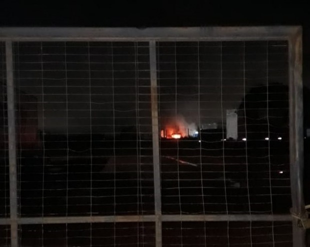 N&atilde;o h&aacute; registro de feridos. Equipe do Corpo de Bombeiros foi ao local por volta de 00h desta segunda-feira (24). (Foto: Por G1 RO Porto Velho)