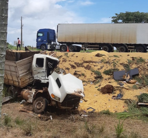 Acidente entre dois caminh&otilde;es e um carro na BR-364 ? Foto: PRF/Divulga&ccedil;&atilde;o (Foto: G1 RO)