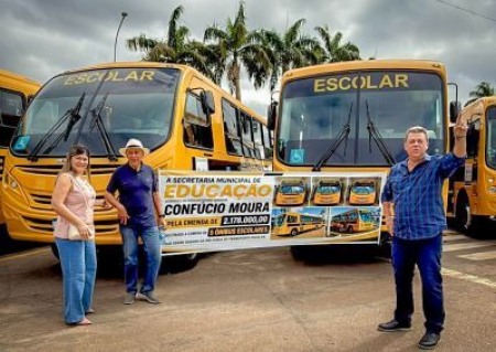 SENADOR CONF&Uacute;CIO MOURA ENTREGA CINCO &Ocirc;NIBUS NOVOS PARA EDUCA&Ccedil;&Atilde;O EM MONTE NEGRO