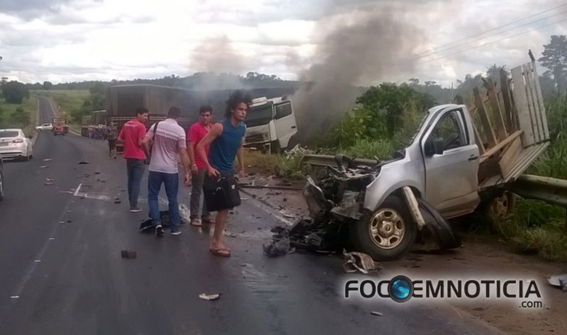 ACIDENTE NA BR -  364 ENVOLVENDO CARRETA E CAMINHONETE MATA MORADOR DE  ARIQUEMES