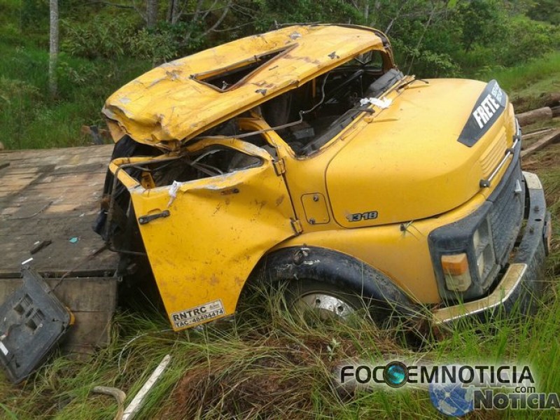 ACIDENTE ENVOLVENDO CAMINH&Atilde;O DEIXA DUAS PESSOAS GRAVEMENTE FERIDAS