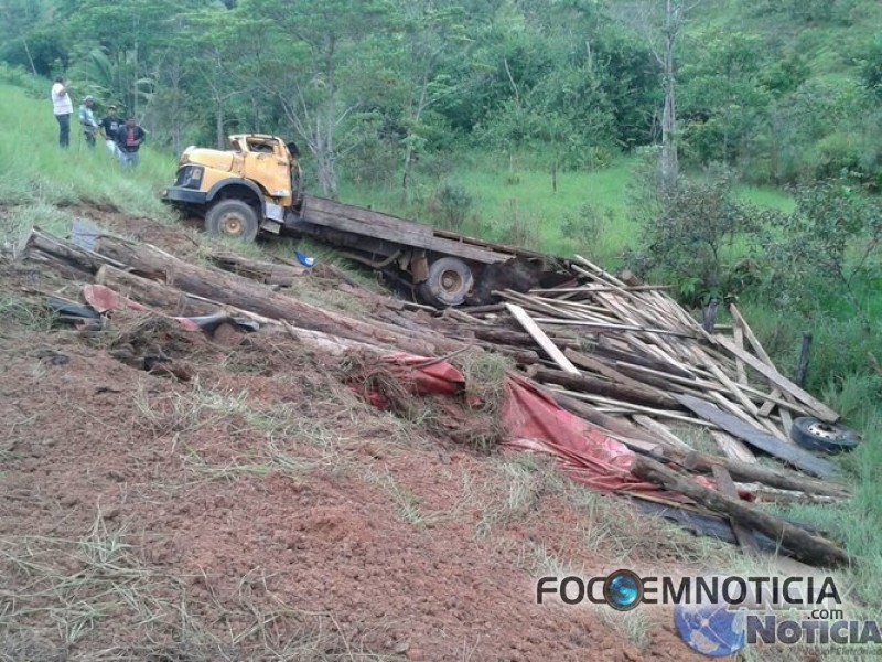 ACIDENTE ENVOLVENDO CAMINH&Atilde;O DEIXA DUAS PESSOAS GRAVEMENTE FERIDAS