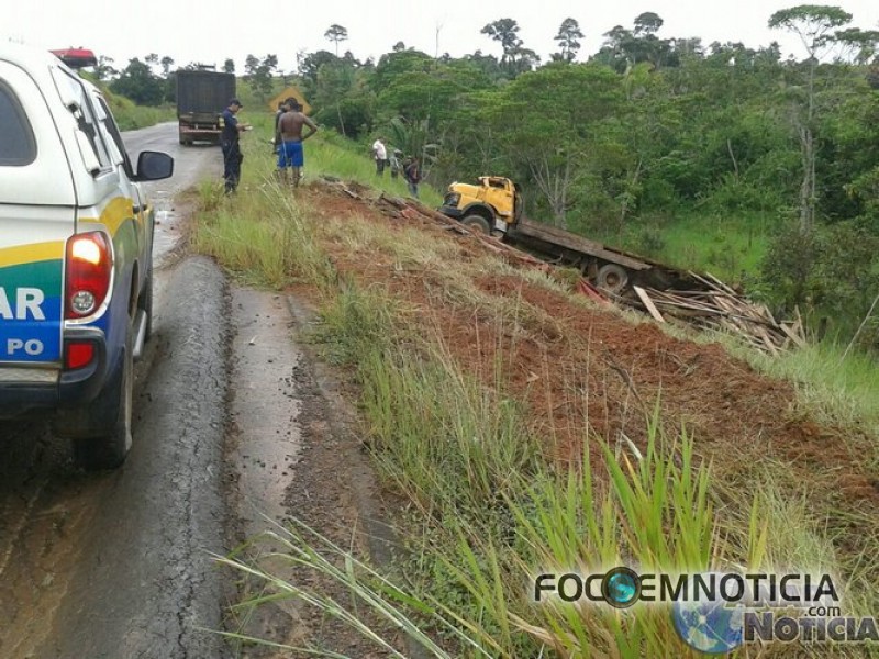 ACIDENTE ENVOLVENDO CAMINH&Atilde;O DEIXA DUAS PESSOAS GRAVEMENTE FERIDAS