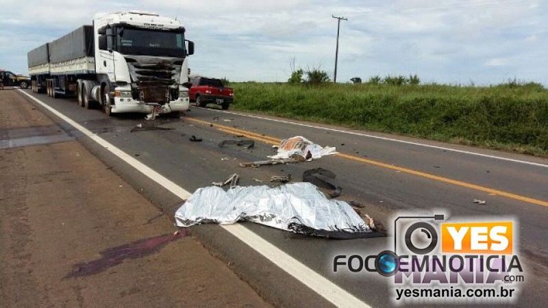 ACIDENTE ENVOLVENDO NA BR - 364 ENVOLVENDO CARRETA  E MOTO  MATA DUAS  PESSOAS