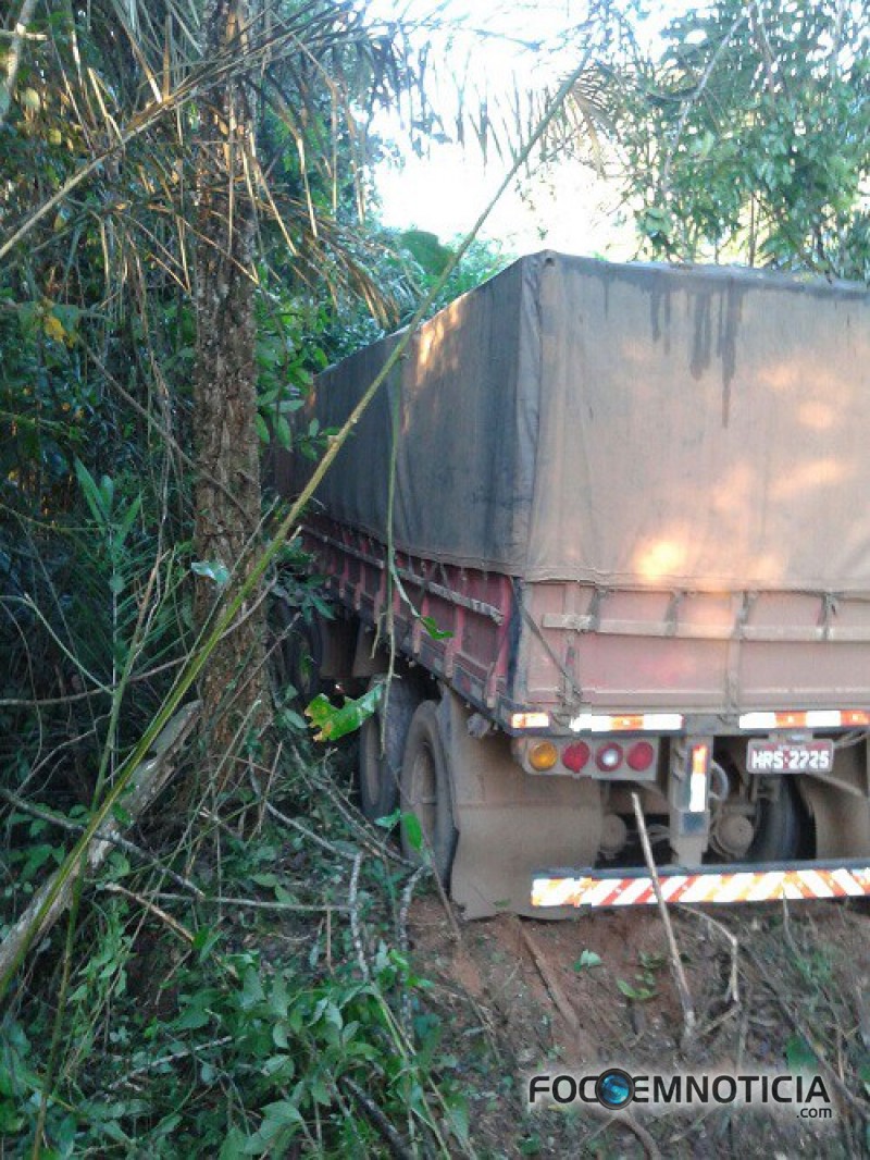 ACIDENTE NA BR -  364 ENVOLVENDO CARRO COM PLACA  DE ARIQUEMES MATA  DUAS PESSOAS