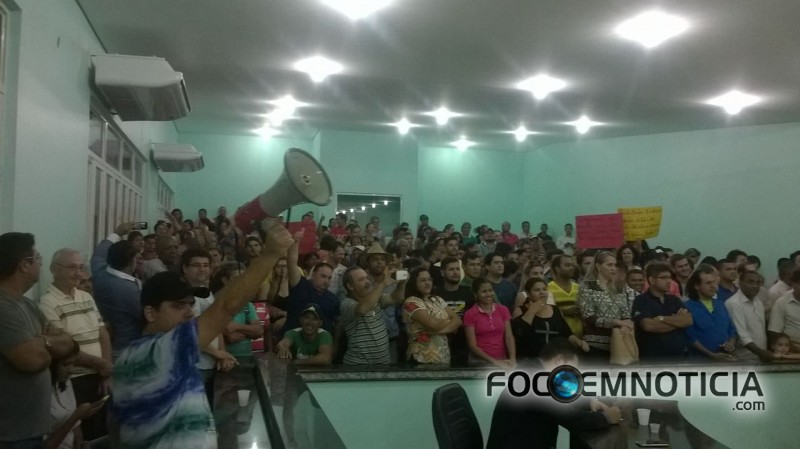 PRESS&Atilde;O POPULAR  OBRIGA PRESIDENTE DA C&Acirc;MARA A N&Atilde;O VOTAR AUMENTO PARA  VEREADORES  EM ARIQUEMES