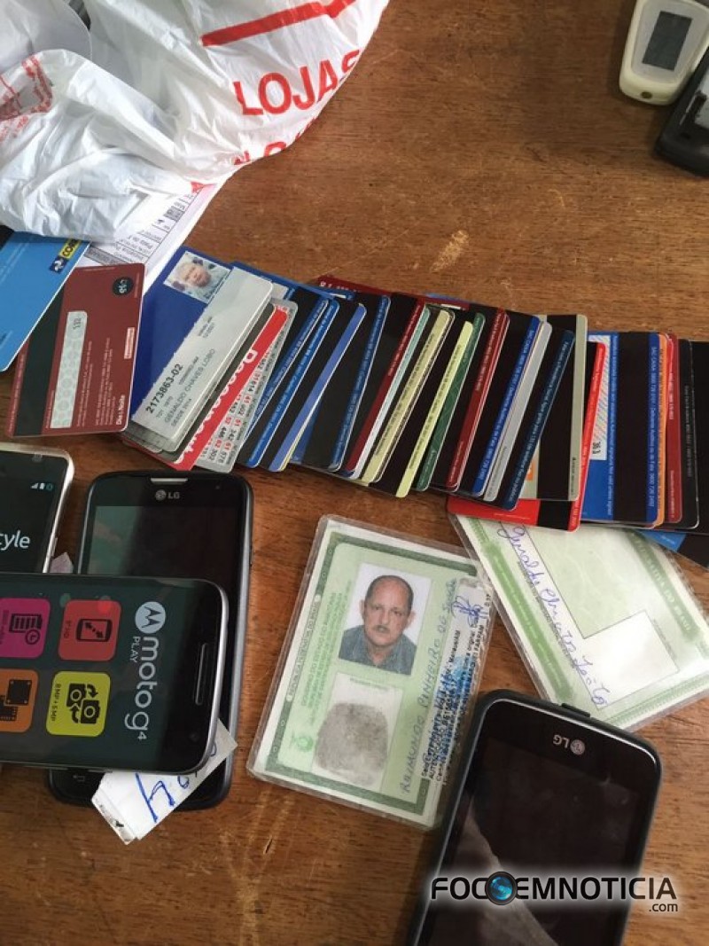 ESTELIONAT&Aacute;RIOS S&Atilde;O PRESOS PELA "PRF" COM 25 MIL REAIS E MAIS  DE 40 CART&Otilde;ES DE CR&Eacute;DITOS NA BR - 364