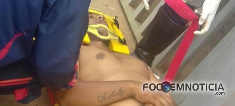 HOMEM &Eacute; ALVEJADO  DENTRO  DO SEU CARRO NA AVENIDA JAMARI EM ARIQUEMES