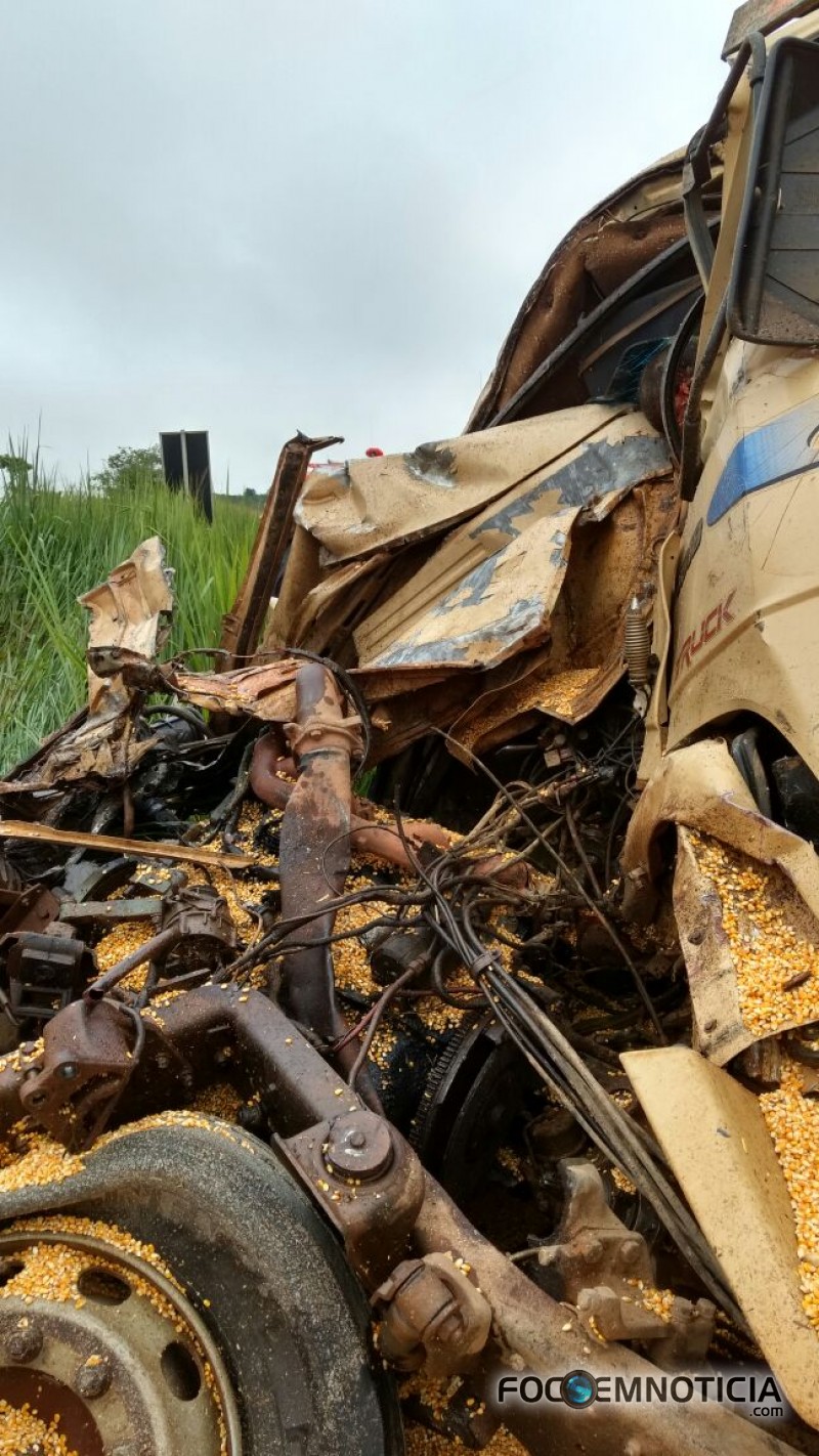 ACIDENTE NA BR -  364 ENVOLVENDO CARRETA E CAMINH&Atilde;O BOIADEIRO MATA UMA  PESSOA