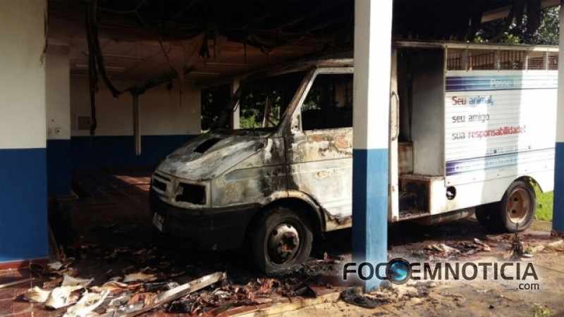 INC&Ecirc;NDIO DESTR&Oacute;I CARRO E PARTE DO PR&Eacute;DIO DO CENTRO DE ZOONOSES EM ARIQUEMES