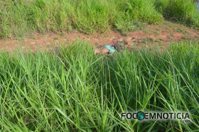 HOMEM &Eacute; ASSASSINADO E CORPO &Eacute; JOGADO  PR&Oacute;XIMO AO RIO