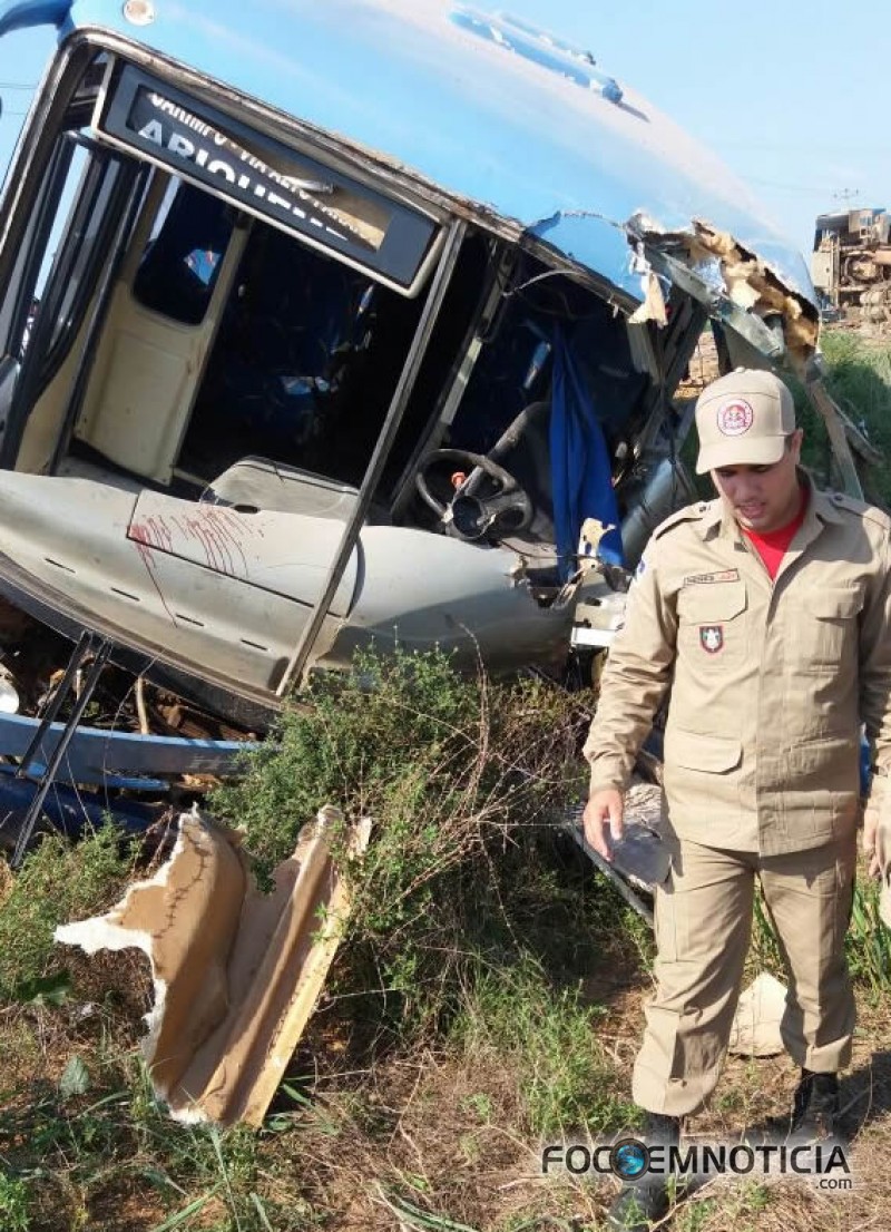 ACIDENTE NA BR - 421  ENVOLVENDO CAMINH&Atilde;O E &Ocirc;NIBUS DA MARLIM DEIXA PASSAGEIROS GRAVEMENTE FERIDOS