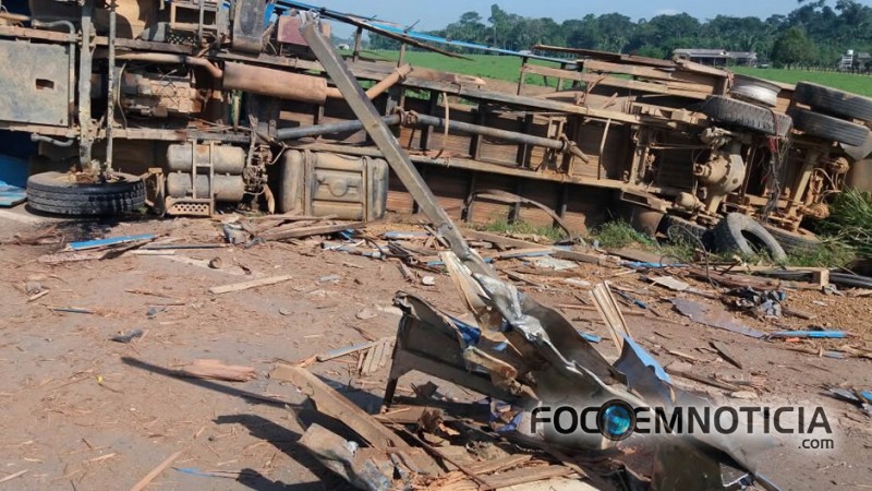 ACIDENTE NA BR - 421  ENVOLVENDO CAMINH&Atilde;O E &Ocirc;NIBUS DA MARLIM DEIXA PASSAGEIROS GRAVEMENTE FERIDOS