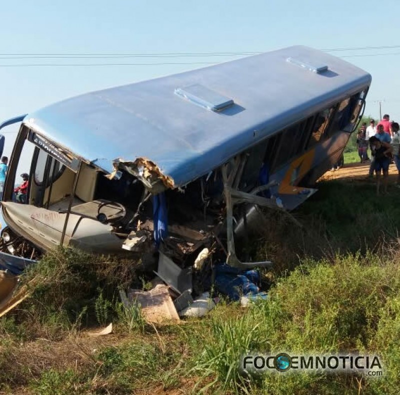 ACIDENTE NA BR - 421  ENVOLVENDO CAMINH&Atilde;O E &Ocirc;NIBUS DA MARLIM DEIXA PASSAGEIROS GRAVEMENTE FERIDOS