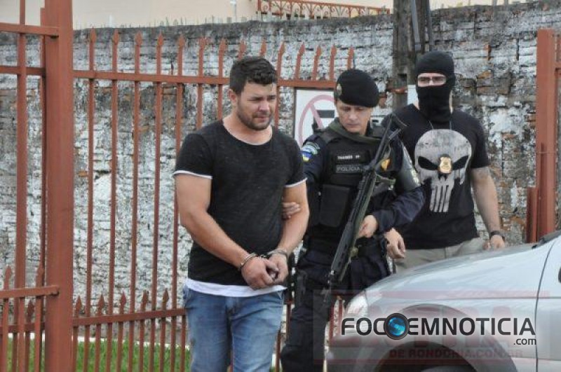 EMPRES&Aacute;RIO E COMPARSA S&Atilde;O PRESOS ACUSADOS DE ENVOLVIMENTO COM O MERCADO NEGRO DE ARMAS
