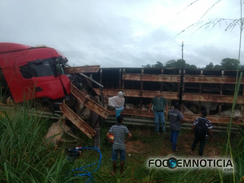 ACIDENTE NA BR - 364 ENVOLVENDO CARRETAS PR&Oacute;XIMO A ARIQUEMES DEIXA UM MORTO