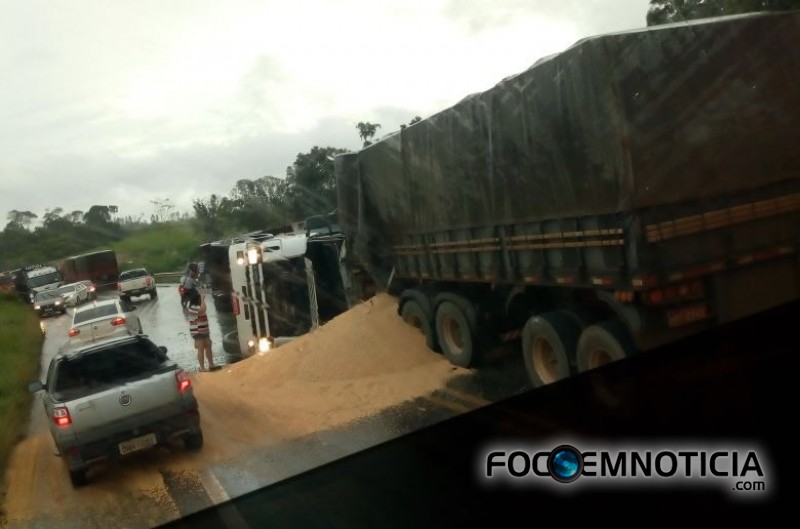 ACIDENTE NA BR - 364 ENVOLVENDO CARRETAS PR&Oacute;XIMO A ARIQUEMES DEIXA UM MORTO