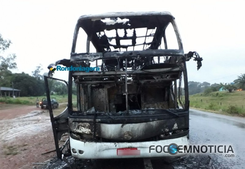 FOGO DESTR&Oacute;I &Ocirc;NIBUS DA EMPRESA EUCATUR