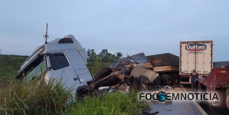 ACIDENTE NA BR - 364 ENVOLVENDO CAMINH&Atilde;O BA&Uacute; E BI - TREM DEIXA UM MORTO