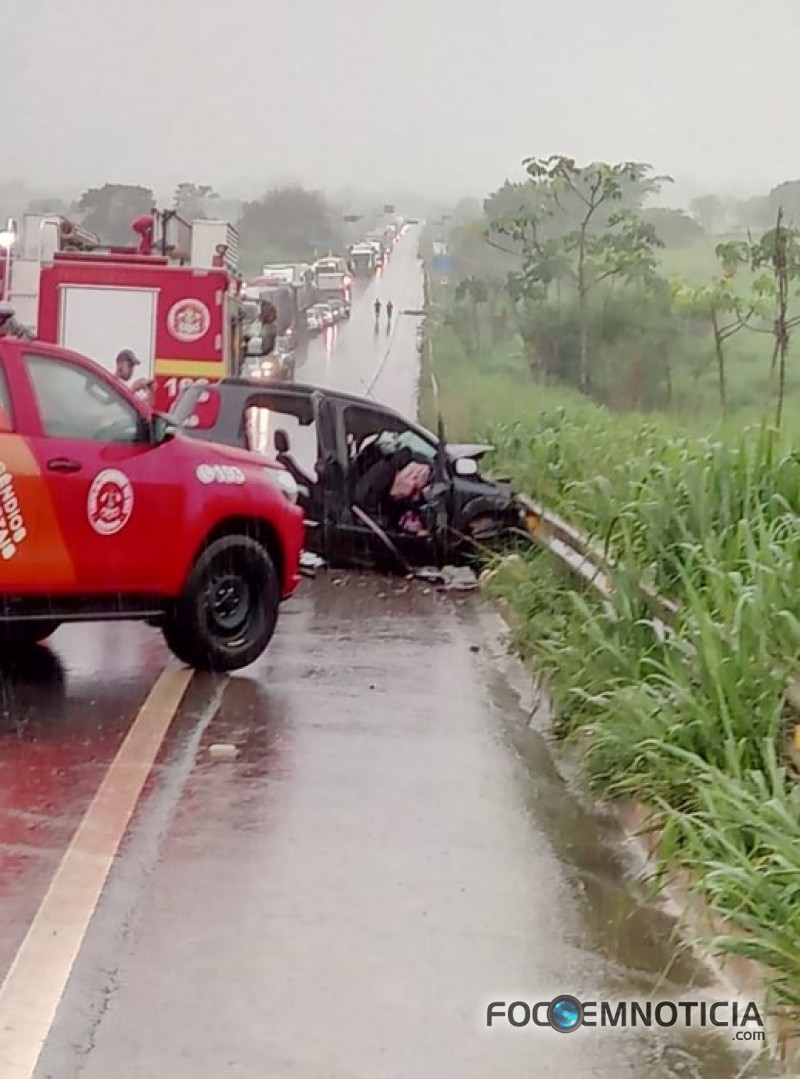 ACIDENTE NA BR - 364 DEIXA DEPUTADO ESTADUAL E SARGENTO BOMBEIRO FERIDO GRAVEMENTE