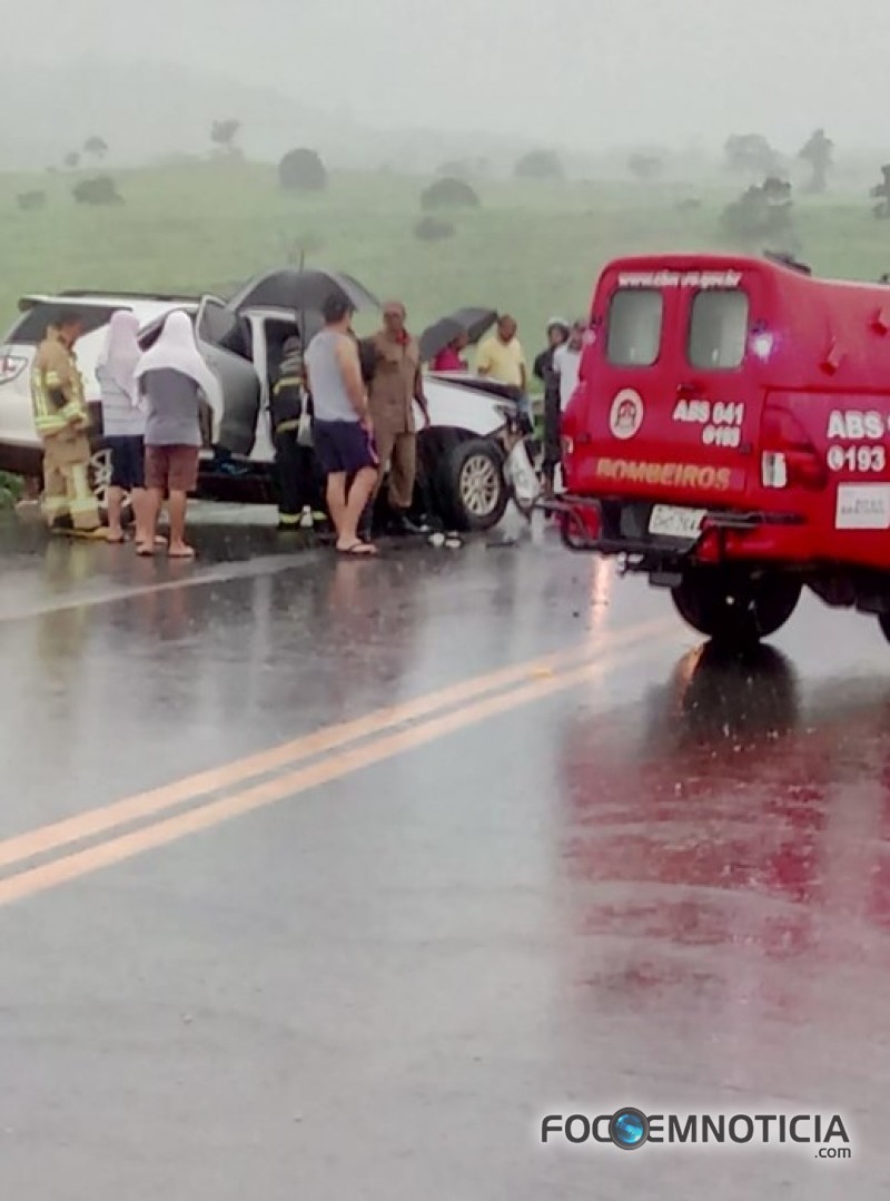 ACIDENTE NA BR - 364 DEIXA DEPUTADO ESTADUAL E SARGENTO BOMBEIRO FERIDO GRAVEMENTE